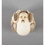 NETSUKE, Bein, gefärbt graviert, Glücksgott als Kugel zusammengerollt, B 4, Ritzsignatur, JAPAN 22.