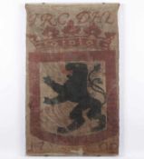 JAGDLAPPEN, grobes Leinen mit rot-schwarz gedrucktem Dekor, vs. bekröntes Wappenschild mit Löwen,