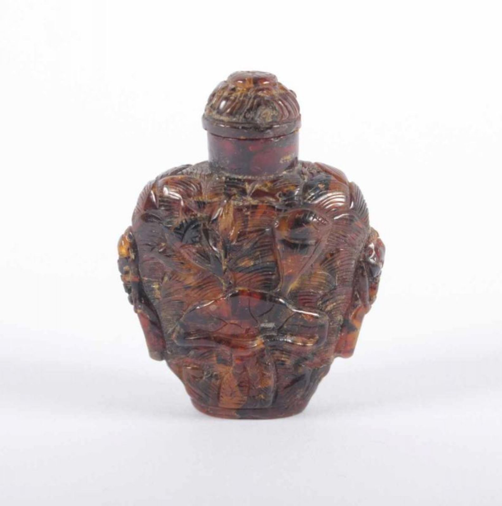 SNUFF-BOTTLE, Bernstein, im hohen Relief beschnitzt, H 7, CHINA 22.00 % buyer's premium on the - Image 2 of 2