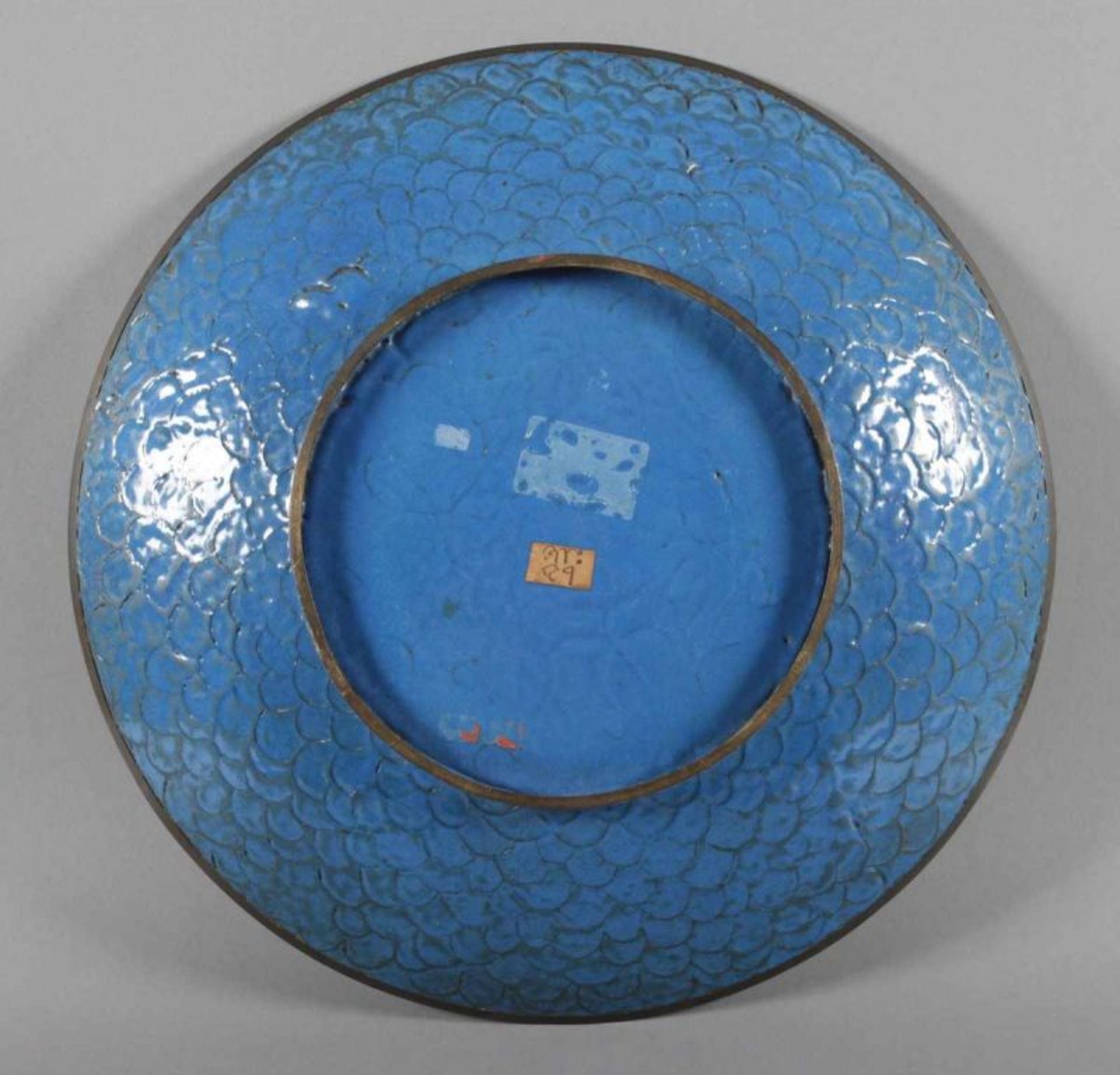 GROSSER CLOISONNÉ-TELLER, im farbigem Emailcloisonné dekoriert, Dm 45,5, minst.ber., JAPAN, Meiji - Image 2 of 2