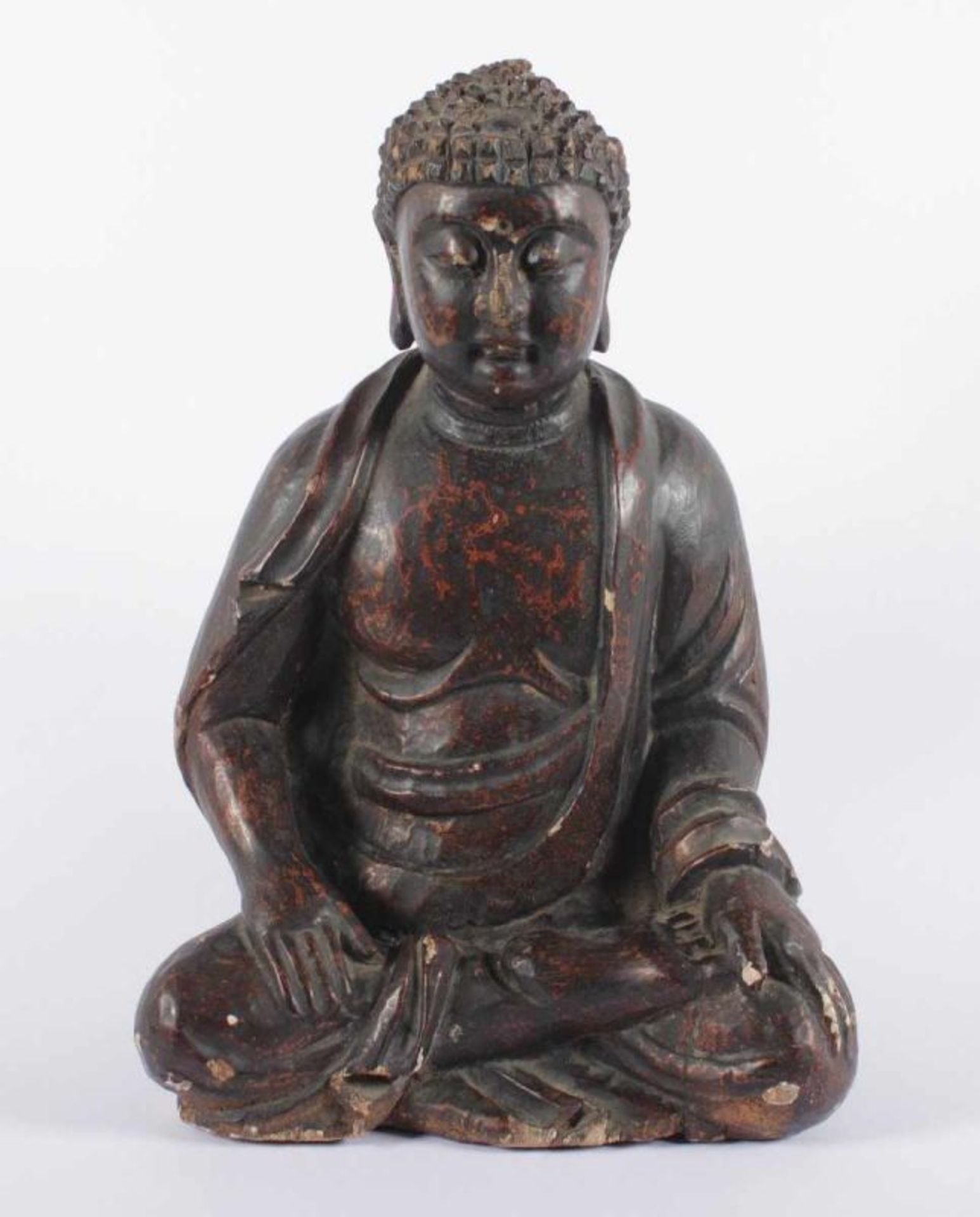 BUDDHA SHAKYAMUNI, Holz, rot gelackt, in Padmasana sitzend, gekleidet in ein Mönchsgewand, minst.