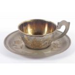 TASSE AUF UNTERTASSE, Silber 875/ooo, 100g, graviert, RUSSLAND, 1954-1958 22.00 % buyer's premium on