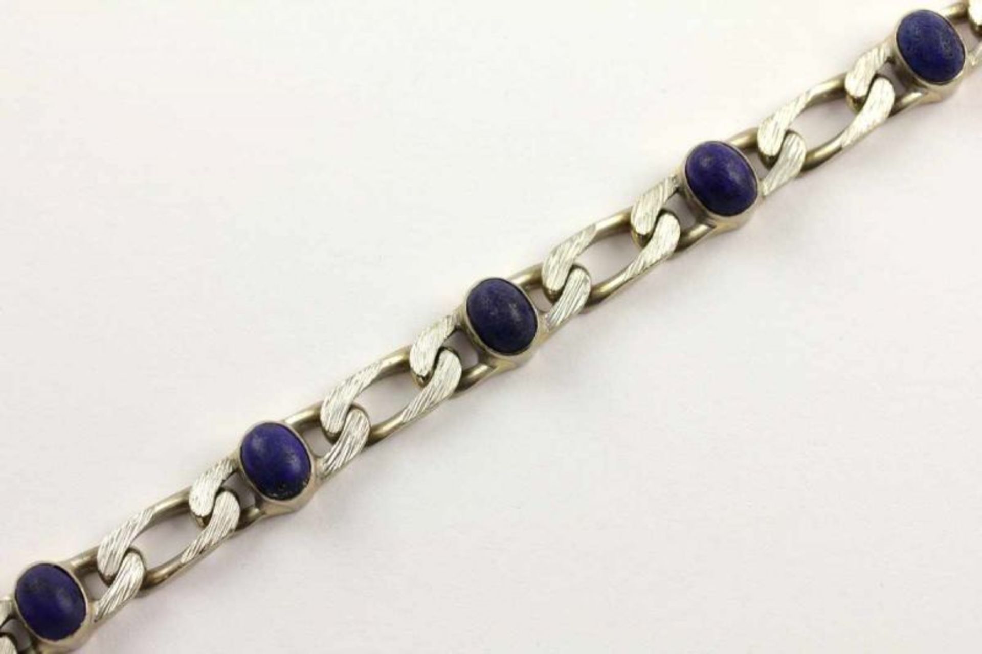 PANZERARMBAND, 585/ooo Weißgold, Lapis-Lazuli-Cabochons, L 19, 27,7g 22.00 % buyer's premium on