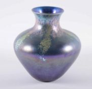 VASE, blaues Glas, lüstriert, H 17, monogrammiert, TIFFANY, um 1900 22.00 % buyer's premium on the