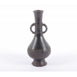 VASE, Bronze, braun patiniert, zwei Tierkopfhenkel, archaischer Dekor, H 17,5, CHINA 22.00 % buyer's