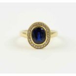 SAFIRRING, 750/ooo Gelbgold, besetzt mit einem blauen Safir von ca. 2,7 ct., Brillantsaum von ca.