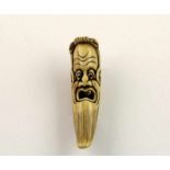 MASKEN-NETSUKE, Hirschhorn, eines bärtigen Mannes mit über dem Kopf gebundenen Haaren, fein