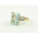 AQUAMARINRING, 750/ooo Gelbgold, besetzt mit einem Aquamarin im Emerald-Cut von ca. 10,0 ct., RG 60,