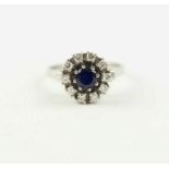 SAFIRRING, 585/ooo Weißgold, besetzt mit Diamanten von zusammen ca. 0,4 ct. und einem Safir von