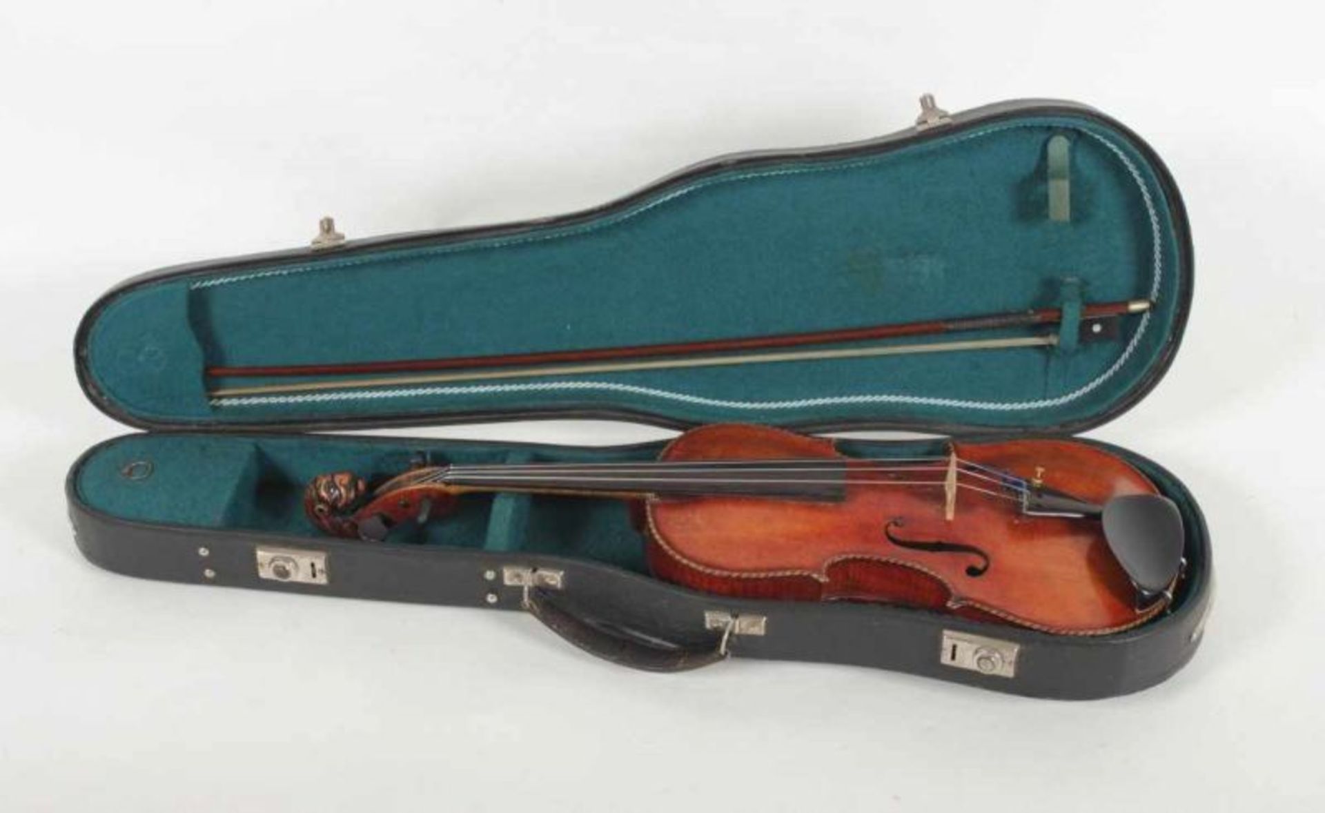 VIOLINE MIT BOGEN UND KASTEN, L 60, Wirbelkasten mit geschnitztem Löwenkopf, verso bez. STAINER,