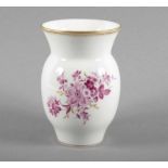 VASE, Blumendekor in Purpur, Goldstaffage, Wellenkante, H 14, MEISSEN, 20.Jh. 22.00 % buyer's