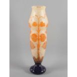 VASE "FIGUES", farbloses Glas, orangene Pulvereinschmelzungen, orange und kobaltblau überfangen,