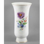 GROSSE VASE, polychrom gemaltes Blumenbouquet, Goldränderung, H 43, zwei Schleifstriche, MEISSEN,