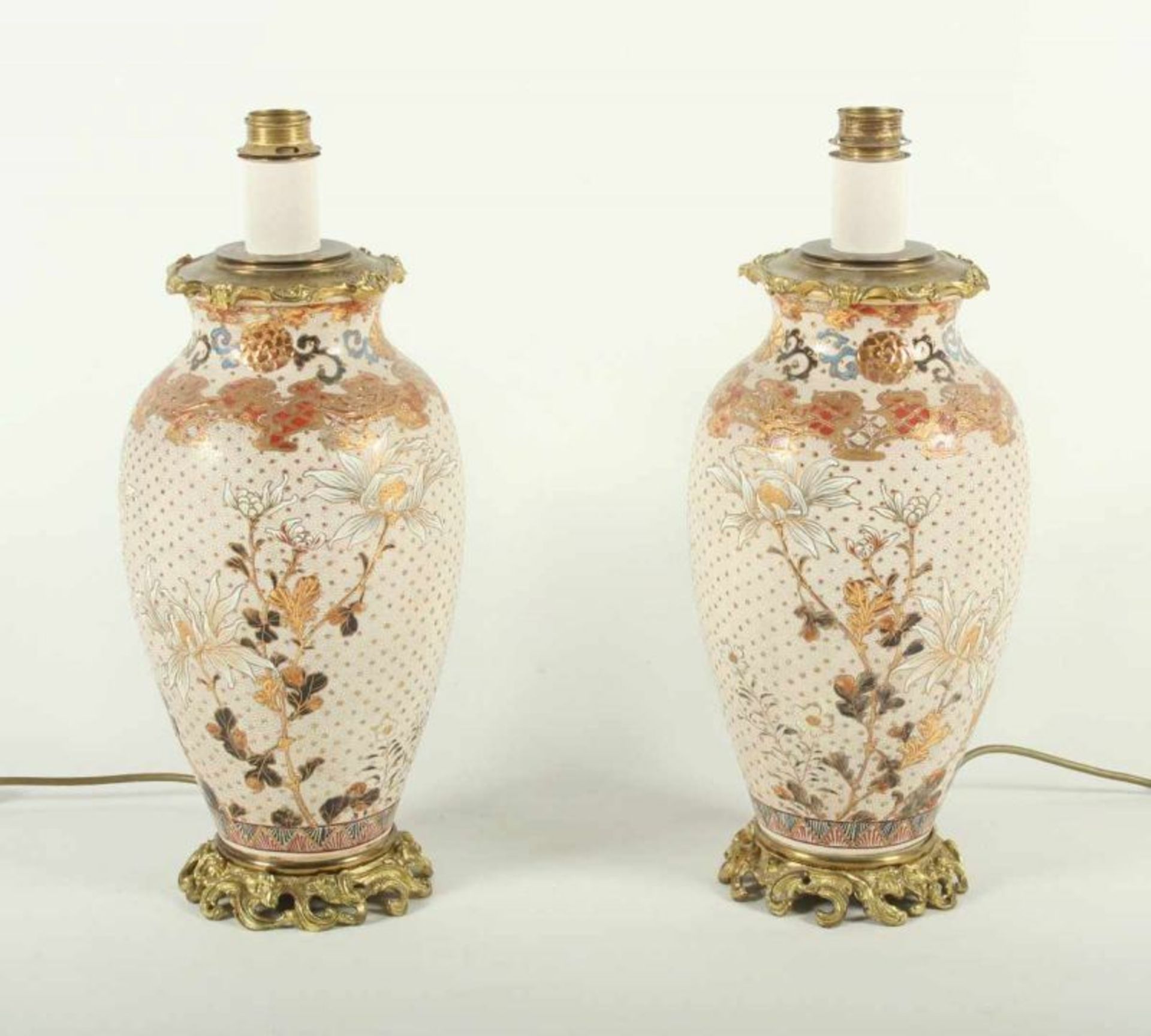 PAAR SATSUMA-VASEN, heller Scherben, in teils pastös aufgetragenen Farben und Gold dekoriert, mit - Image 2 of 2