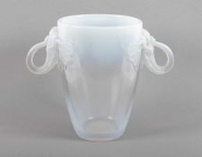 ART DECO-VASE, opaleszentes Glas, partiell satiniert, Handhaben in Form von Elefantenköpfen, H 25,
