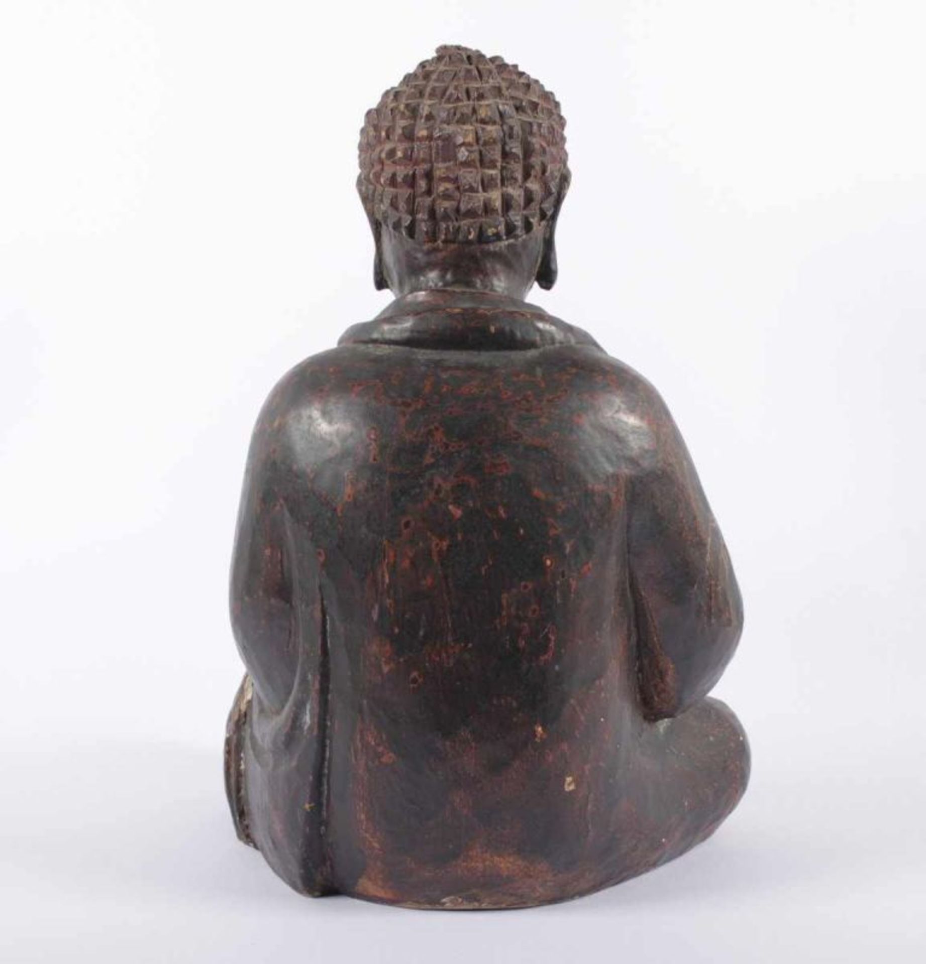 BUDDHA SHAKYAMUNI, Holz, rot gelackt, in Padmasana sitzend, gekleidet in ein Mönchsgewand, minst. - Image 3 of 4