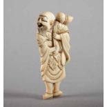 NETSUKE SENNIN CHOKWARO, aus einem flachen Elfenbein fein geschnitzt, verso schöne goldgelbe Patina,