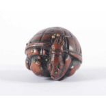 NETSUKE ONI UNTER HUT, Buchsbaum, Horn- und Malachiteinlagen, ein muskulöser Oni versteckt sich