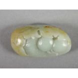 ANHÄNGER, Jade, im vertieften Relief beschnitzt, H 6, CHINA 22.00 % buyer's premium on the hammer