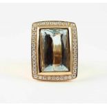 AQUAMARINRING, 750/ooo Roségold, besetzt mit einem Aquamarin im Emerald-Cut von ca. 30,0 ct.,