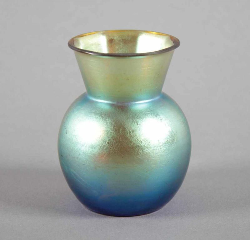 KLEINE MYRA-VASE, lüstrierende Aufdampfungen, H 7,5, WMF 22.00 % buyer's premium on the hammer price