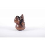 NETSUKE SENNIN CHOKWARÔ, Buchbaum, fein geschnitzt und poliert, mit wehendem Gewand sitz der