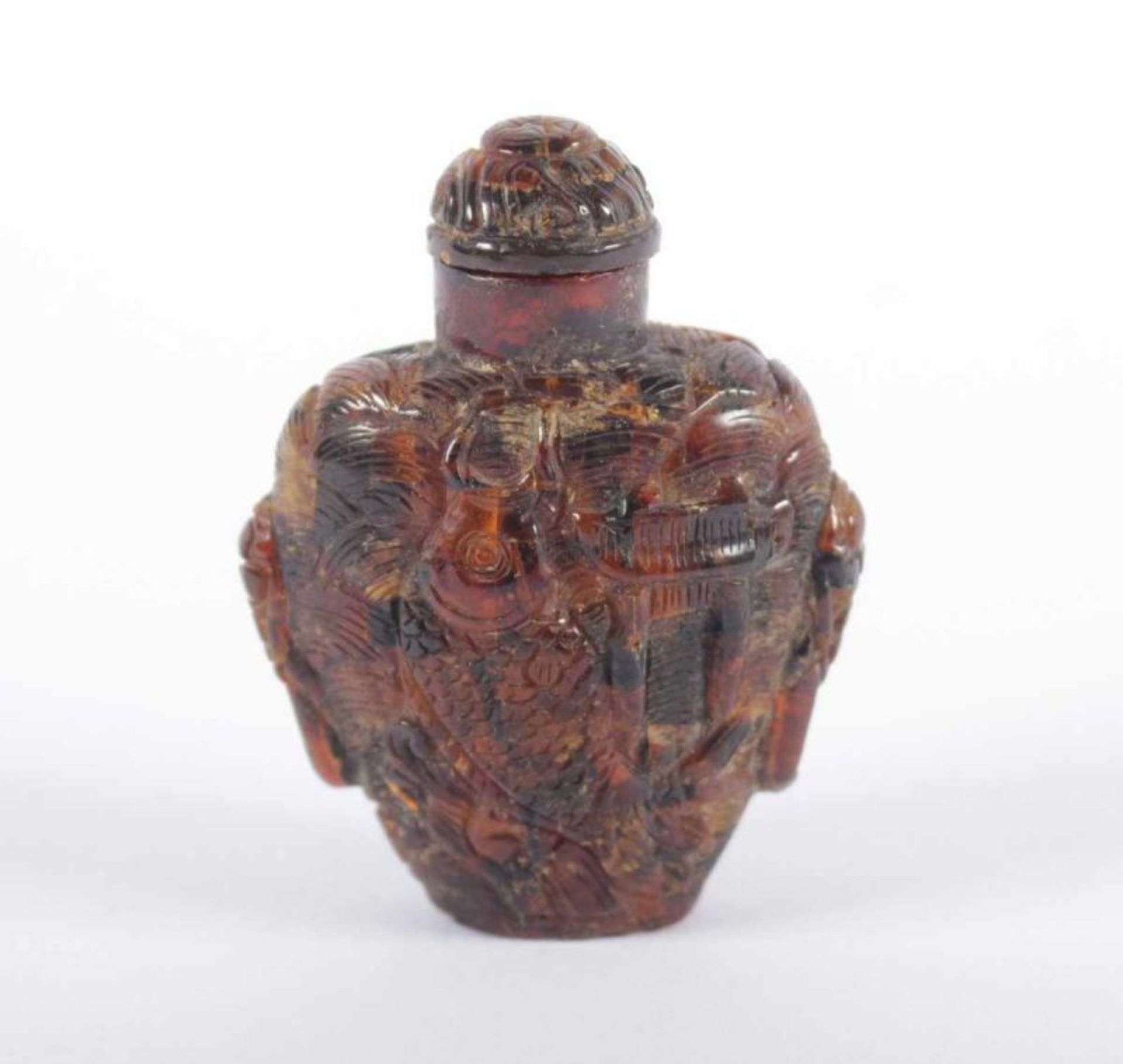 SNUFF-BOTTLE, Bernstein, im hohen Relief beschnitzt, H 7, CHINA 22.00 % buyer's premium on the