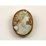 GEMMENBROSCHE, 583/ooo Gelbgold, geschnittenes Muschelcameo mit der Darstellung der Diana, L 4,8,