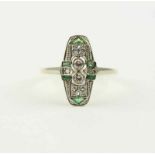 ART DECO-RING, 585/ooo Gelbgold und Silber, besetzt mit Smaragden und Diamanten, RG 56, 1,4g, um