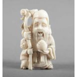 NETSUKE, Elfenbein, Fukurokuju mit Karako, geschwärzt graviert, H 4,8, Ritzsignatur, JAPAN, A.20.Jh.