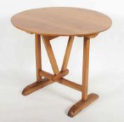 PETIT TABLE DE BOURGOGNE, runde Platte, klappbar, blonde Eiche und Obstholz, Dm 70, H 70, leichte