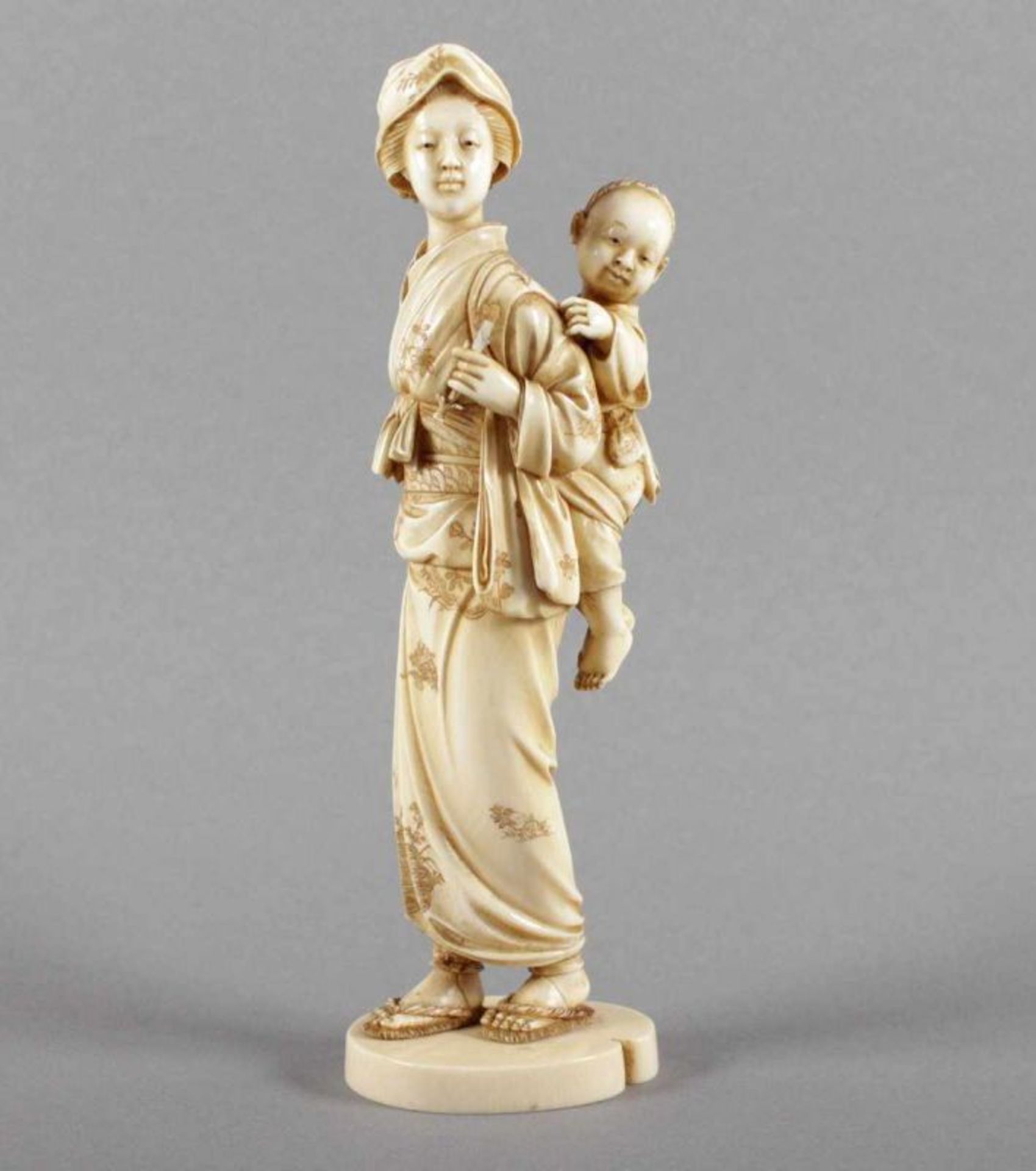 OKIMONO, Elfenbein, junge Frau mit auf den Rücken gebundenem Kind, geschwärzt graviert, H 21,5,