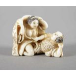 NETSUKE SHUNGA, Elfenbein, schöne glänzende Patina, geschwärzt graviert, Paar beim Liebesakt, B 4,5,