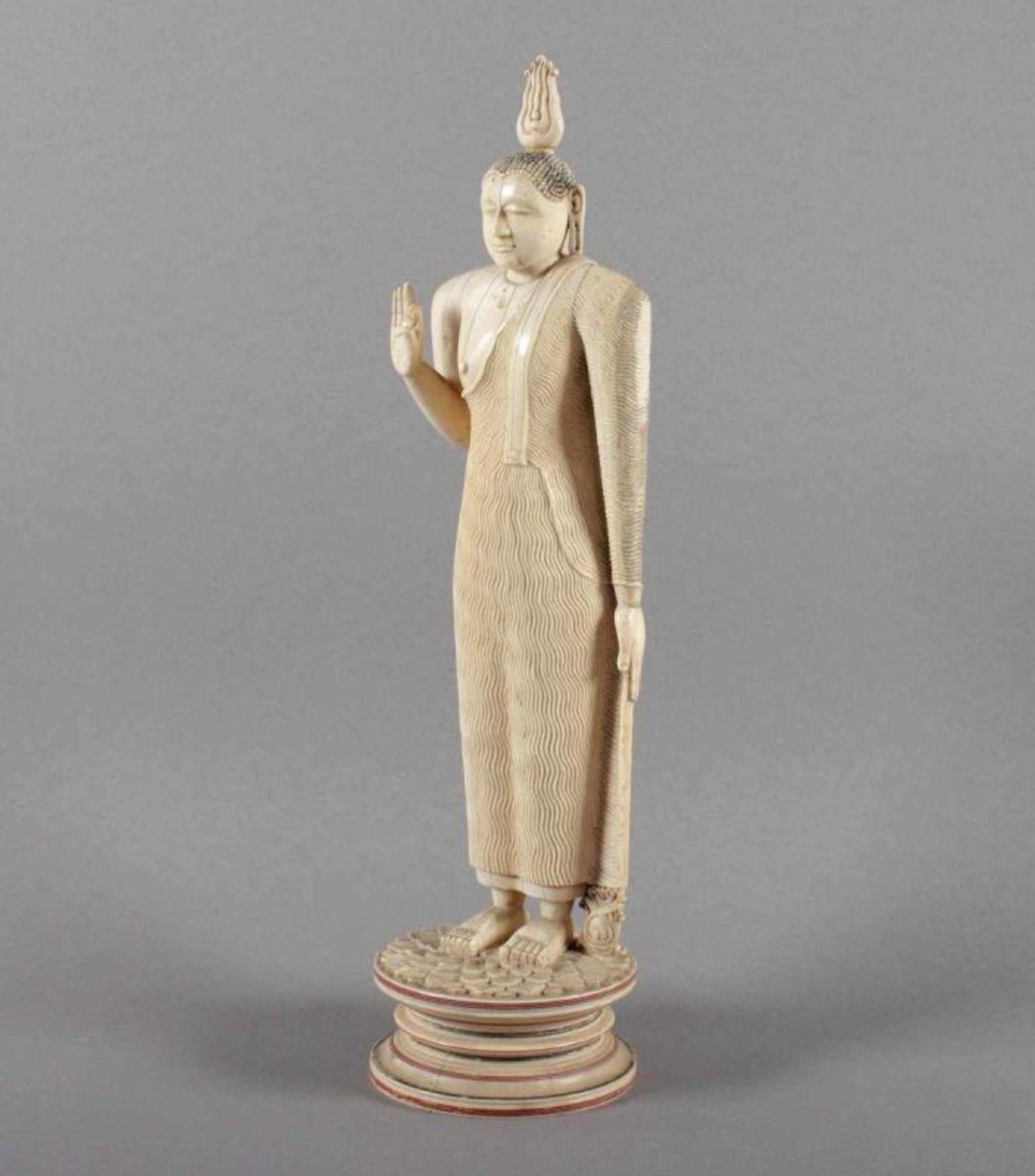 STEHENDER BUDDHA, Elfenbein, auf einem hohen Podest über Lotos stehend, typischer, wellenartiger - Image 2 of 6