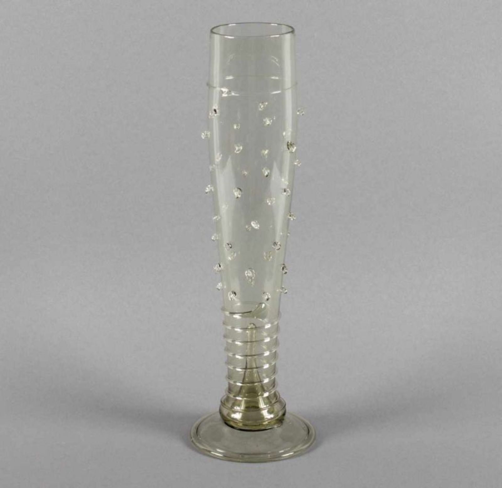 STANGENVASE, moderne Replik eines sogen. Spechters aus dem 16./17.Jh., farbloses Glas, grün