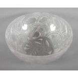 ART DECO-SCHALE, farbloses Glas, partiell satiniert, Vogeldekor, Dm 23, in der Art von René LALIQUE,