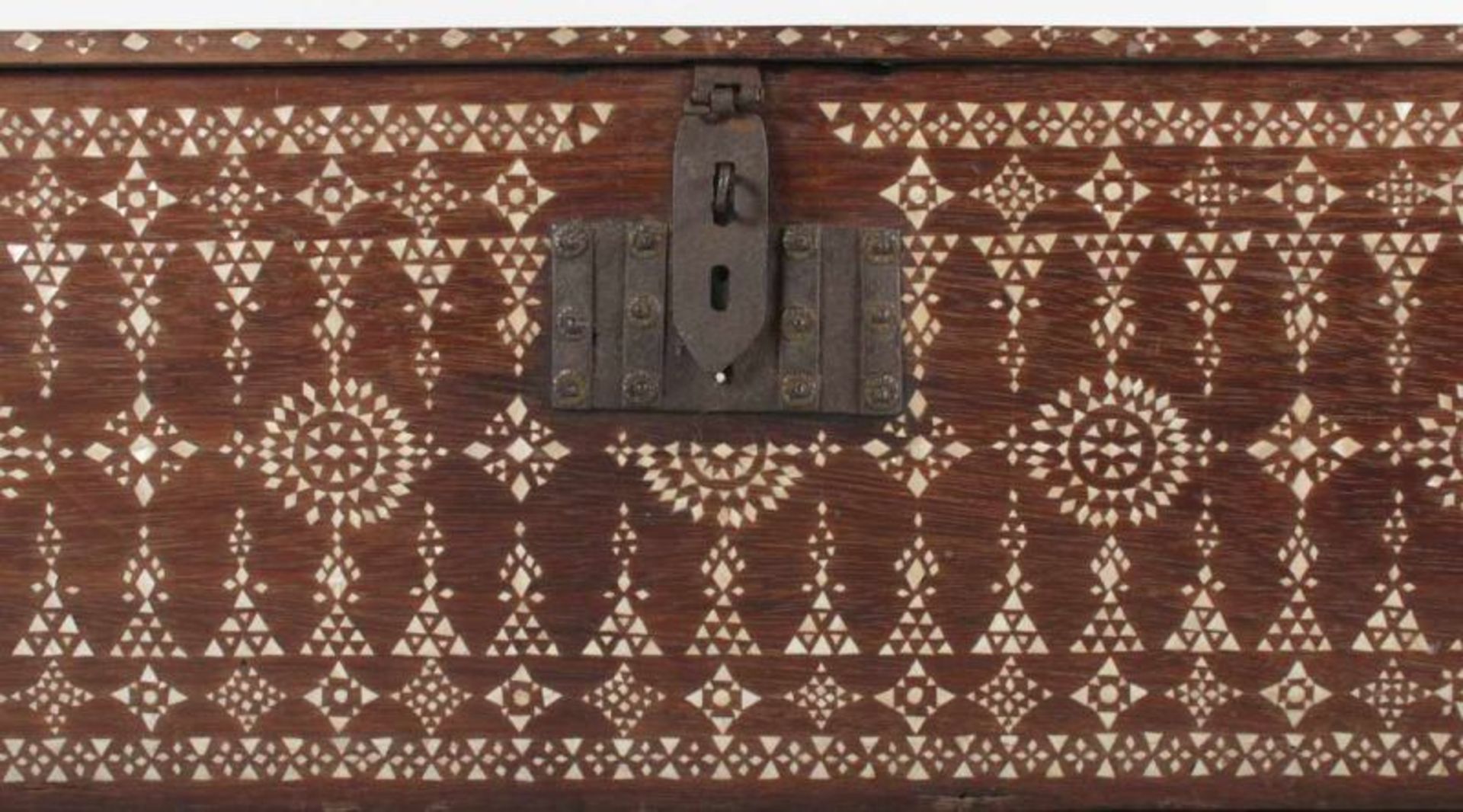KLEINE TRUHE, Holz, ornamentale Intarsien aus Bein, Metallbeschläge, H 34, B 69, T 30, INDIEN 22. - Image 2 of 4