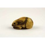 NETSUKE, Hirschhorn, geduckt liegende Ratte mit über dem Rücken liegendem Schwanz, fein gravierte