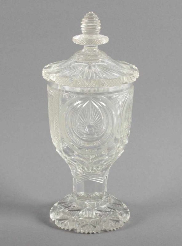 BIEDERMEIER-DECKELPOKAL, farbloses, dickwandiges Glas, Schliffdekor, Darstellung des Asklepios mit