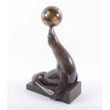 ROCH, Georg (1881-1943), "Seehund einen Ball balancierend", Bronze, H 35, am Sockel signiert, min.