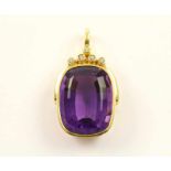 GROSSER KETTENANHÄNGER, Kettenclip, 585/ooo Gelbgold, besetzt mit einem Amethyst von ca. 38,0 ct.