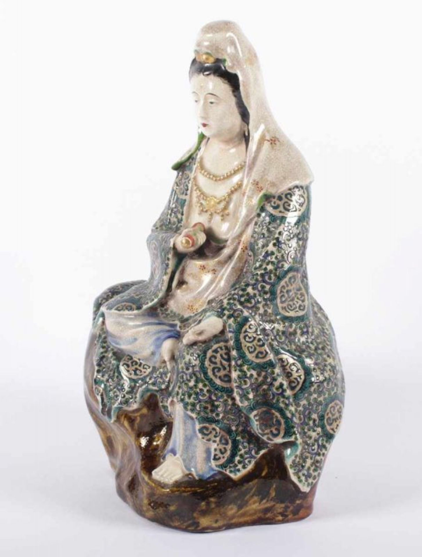 SATSUMA-KANNON, in polychromen Farben und Gold dekoriert, auf einem Fels sitzende Darstellung, H 30, - Image 2 of 4