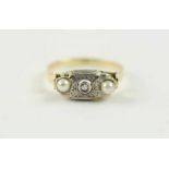 ART DECO-RING, 585/ooo Gelbgold, besetzt mit einer Diamantrose und zwei kleinen Perlen, RG 57, 2,3g,