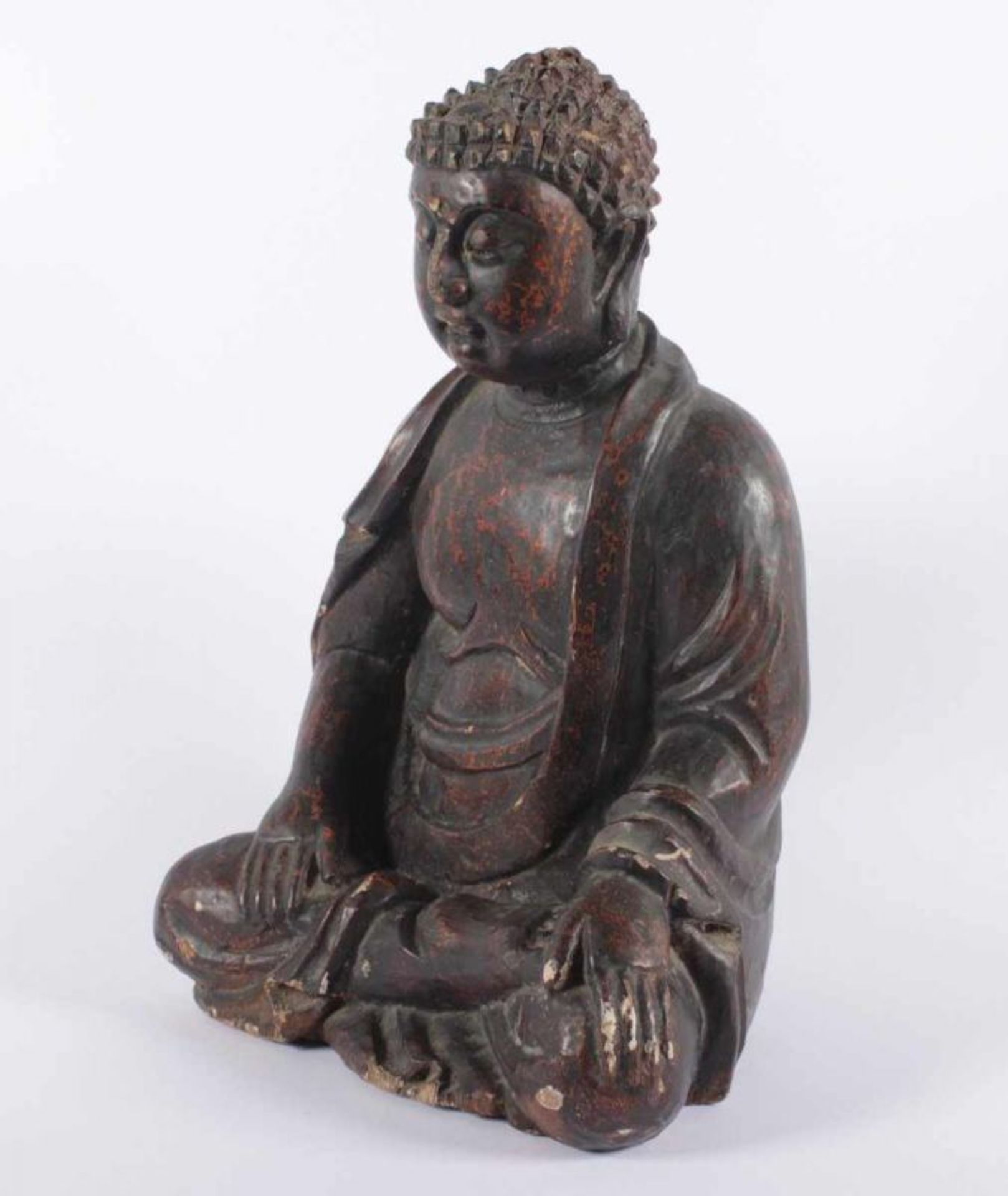 BUDDHA SHAKYAMUNI, Holz, rot gelackt, in Padmasana sitzend, gekleidet in ein Mönchsgewand, minst. - Image 2 of 4