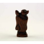 NETSUKE, Buchsbaum, Affe im langen Gewand eines Priesters, stehende Darstellung mit einem Pfirsich