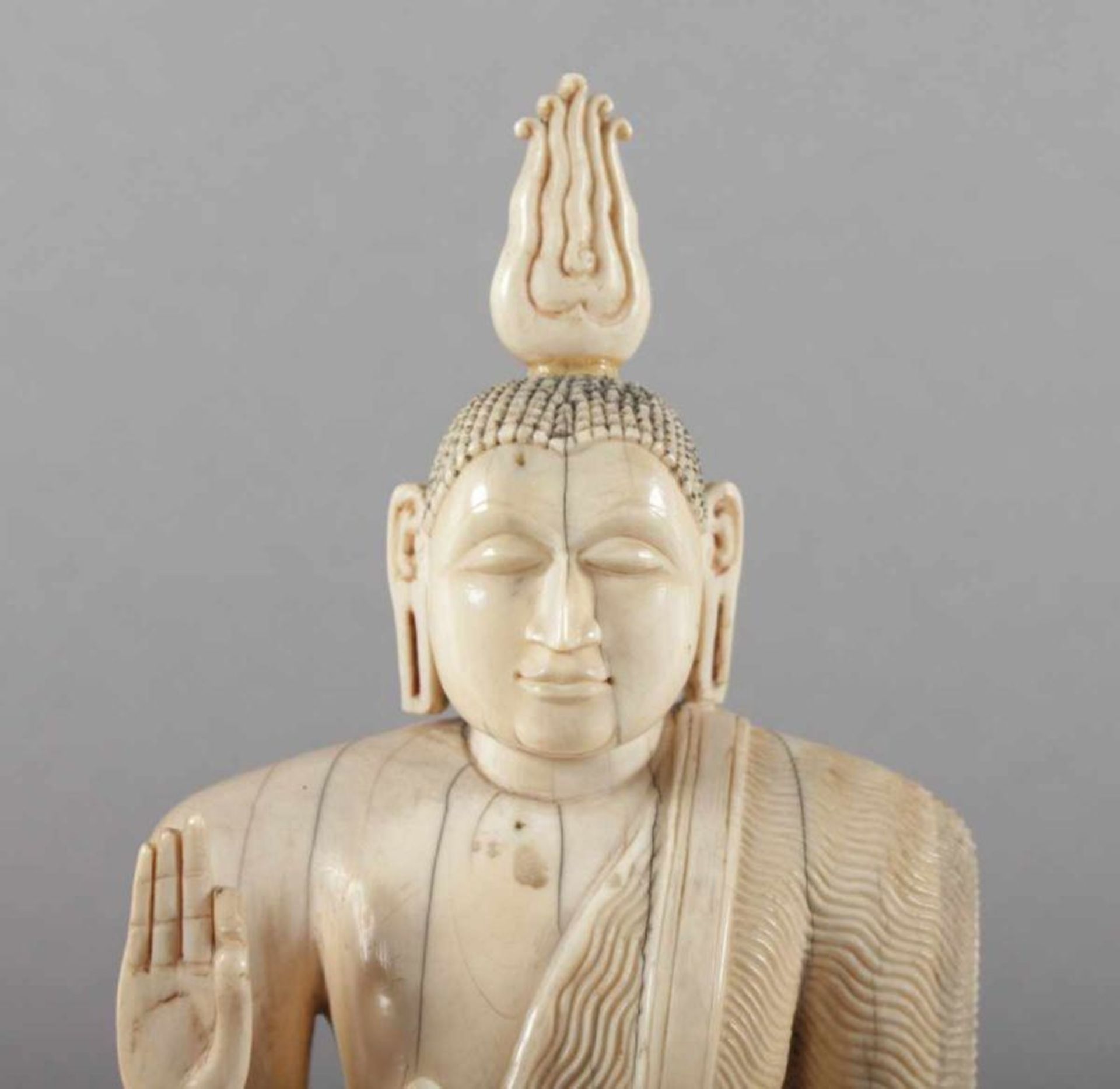 STEHENDER BUDDHA, Elfenbein, auf einem hohen Podest über Lotos stehend, typischer, wellenartiger - Image 5 of 6