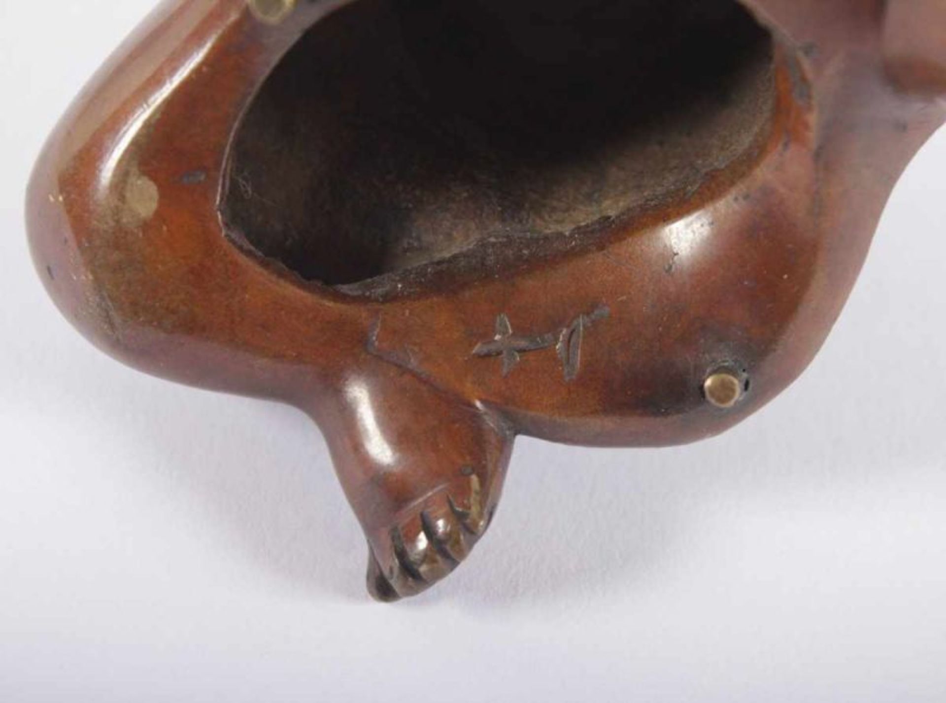FIGUR, Bronze, dreiteilig, Insulaner mit großer Axt auf einem Mungo sitzend, H 22, L 19, JAPAN, - Image 2 of 3