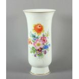 BLUMENVASE, polychrom bemalt, beidseitig Blumendekor, Goldrand, H 35, zwei Schleifstriche,