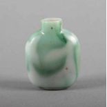 SNUFF-BOTTLE, Jade, hellgrün bis grün marmoriert, H 5, minst.best., CHINA 22.00 % buyer's premium on