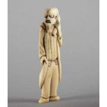 NETSUKE CHINESE, Elfenbein, schöne goldgelbe Patina, stehender Mann mit Spitzbart, weiten Hosen